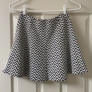 🌷3 for$20🌷Aeropostale, US XS, White & Black Chevron Print Skater Skirt